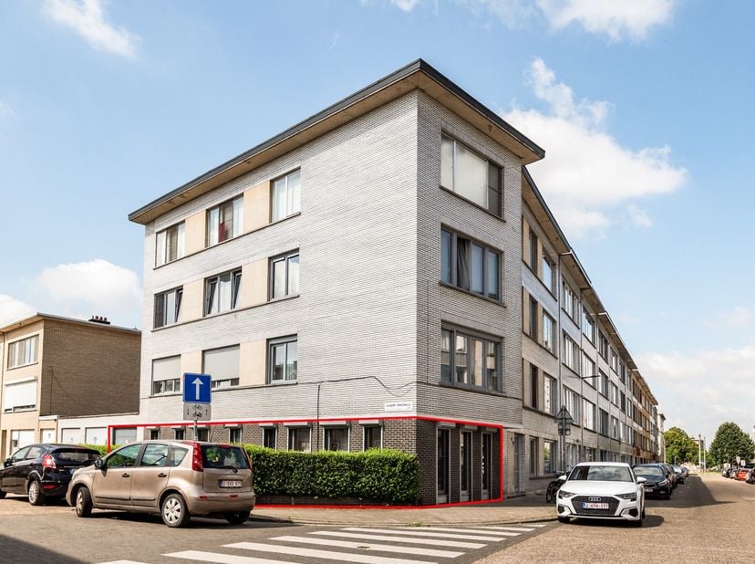 Dit instapklaar gelijkvloers hoekappartement met zijtuin van 30 m² is gelegen op een aangename en vlot bereikbare locatie, nabij het Ertbruggepark en