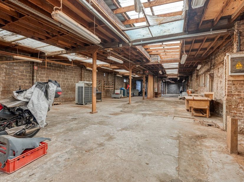 Centraal gelegen met toegang aan de achterzijde...<br />
<br />
Deze woning heeft de voorbije jaren dienst gedaan als bedrijfspand voor een schrijnwer