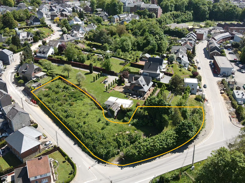 Ideaal gelegen in het centrum van Ciney, op wandelafstand van het station en alle voorzieningen, beschikt dit bouwperceel over een reeds verleende ste