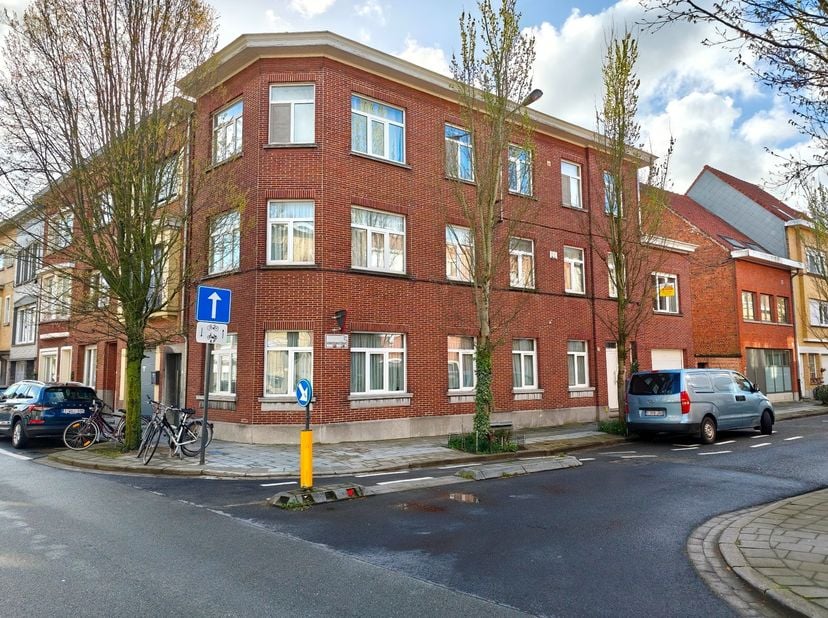 Opbrengsteigendom met 4 eenheden, garage en kelders. 3 appartementen met 1 slaapkamer, 1 studio, garage en fietsenberging. Overal nieuwe ramen, buiten