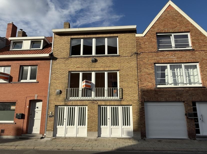 Cette maison idéalement située dans la Brieversweg à Sint-Kruis (Bruges) offre une combinaison parfaite de calme, de luminosité et de proximité avec t