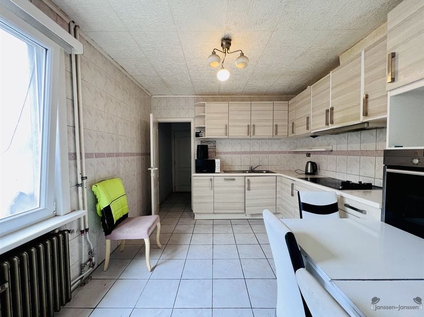 Ruime woning met grote tuin in hartje Zele<br />
Bent u op zoek naar een woning die u volledig naar eigen smaak kan renoveren, en dat op een topliggi