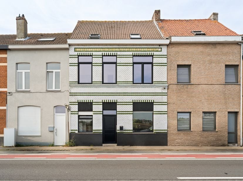 Ruime instapklare woning met prachtig zicht op de Spuikom<br />
<br />
Deze ruime en instapklare woning is uitstekend gelegen aan de Spuikom in Oosten