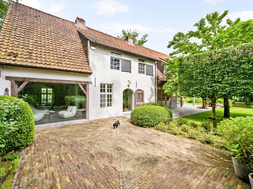 In de gegeerde residentiële omgeving van Schilde Bergen bevindt zich deze charmante, totaal-gerenoveerde villa op 2.100 m². De woning combineert een l