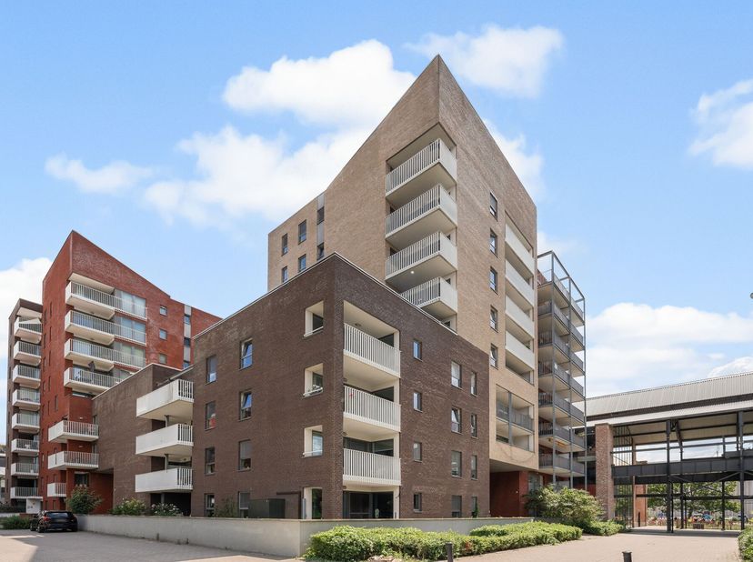 Dit lichtrijke appartement met twee slaapkamers en twee badkamers bevindt zich op de bruisende site van Dok Noord. Dagelijkse voorzieningen, winkels e
