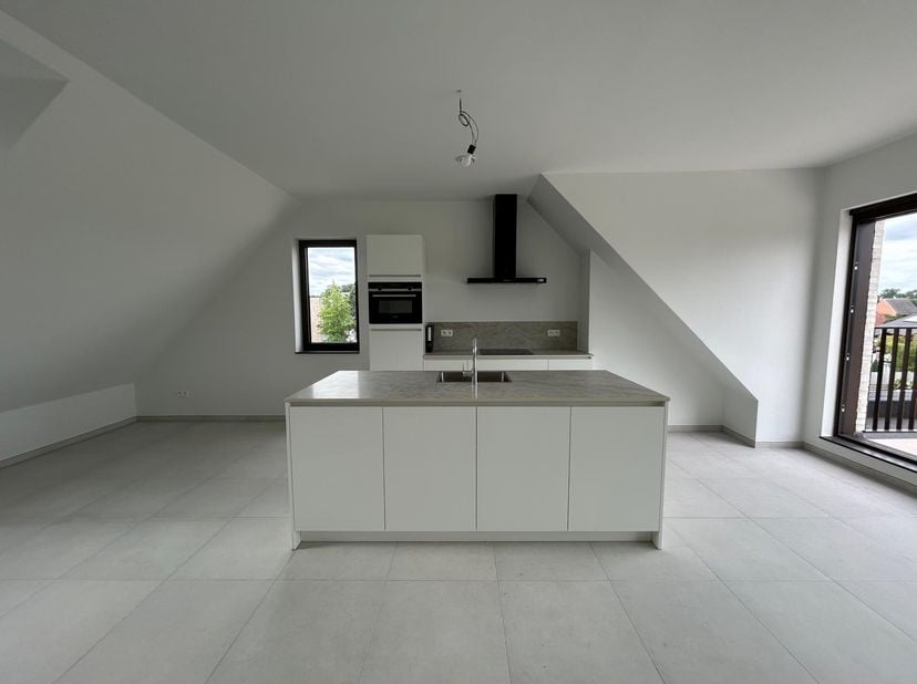 Dit appartement is gelegen op de tweede verdieping in een kleinschalig complex te Geel (Zammel).<br />
<br />
Indeling:<br />
De zeer lichtrijke leefr