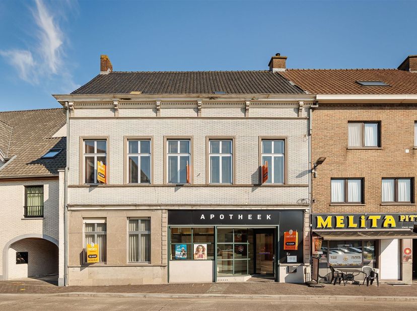 Karaktervolle ambtswoning op een toplocatie in het centrum van Kruisem, gelegen op een perceel van 500 m² met veel ontwikkelingsmogelijkheden. Deze ru