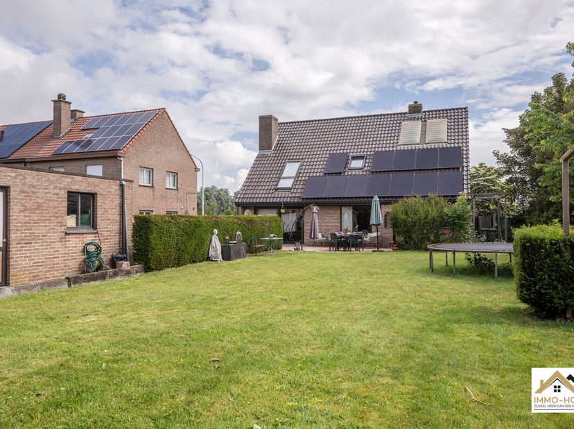 Deze villa in de Orchideestraat 52 en 54 in Oostakker dichtbij belangrijke oprit R4,  biedt een ruime en praktische woonindeling met een aangename lee