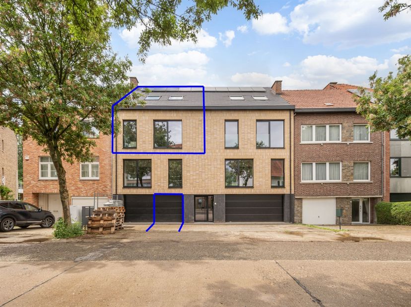 Te huur : Volledig nieuw duplex-appartement op zeer strategische locatie.<br />
Dit appartement is gelegen op de tweede en derde verdieping van een k