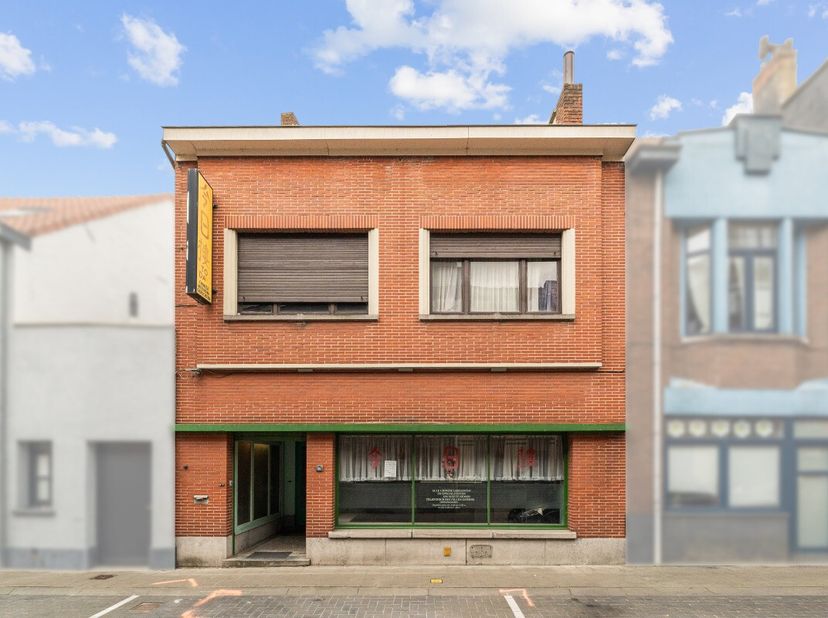 Woning met tal van mogelijkheden in het centrum van Eeklo Op zoek naar een pand met potentieel in het centrum van Eeklo? Dit pand biedt tal van mogeli