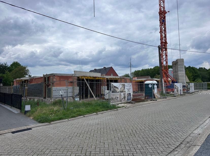 In de Larenstraat 49 te Beerse vindt u deze ruime nieuwbouwwoning op een rustige ligging, met een vlotte verbinding naar winkels, scholen en invalsweg