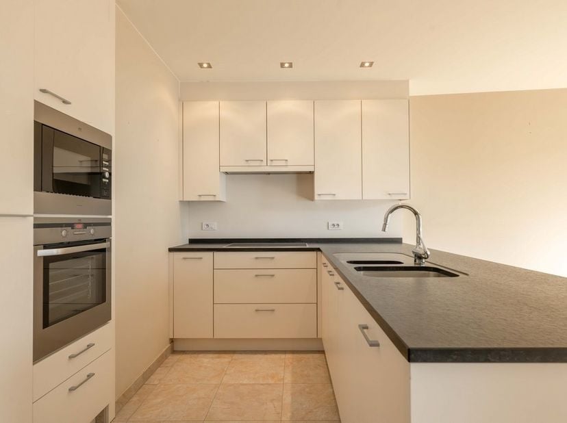 Heel lichtrijk appartement met 2 slaapkamers op de eerste verdieping, rustig gelegen in het centrum van Pittem( Koolkenstraat 5 bus 1.1 ), op enkele k