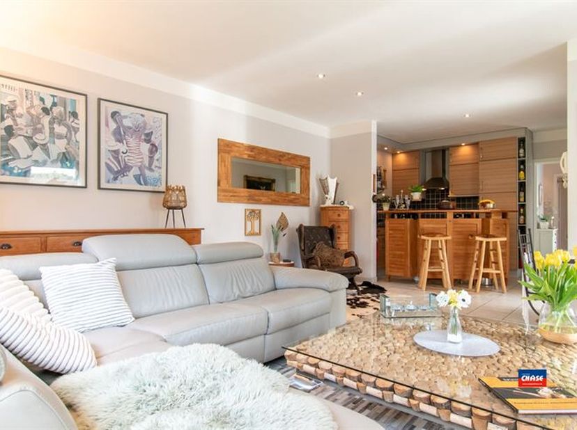 HOBOKEN | BEL APPARTEMENT AU REZ-DE-CHAUSSÉE AVEC DEUX CHAMBRES ET UN JARDIN ENSOLEILLÉ | BJ 2004 | EPC 233 |<br />
Aménagement comme suit : hall d'en