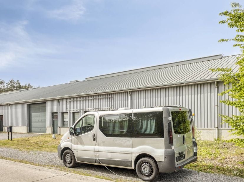 Dit goed gelegen bedrijfspand in Hechtel-Eksel (Zandstraat 1.1, 3940) beschikt over een ruim magazijn en biedt een uitstekende oplossing voor uiteenlo