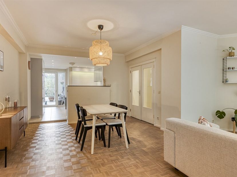 Ontdek dit instapklare appartement van 110 m², gelegen op de eerste verdieping van een verzorgd gebouw met lift. <br />
Via de ruime inkomhal met inge