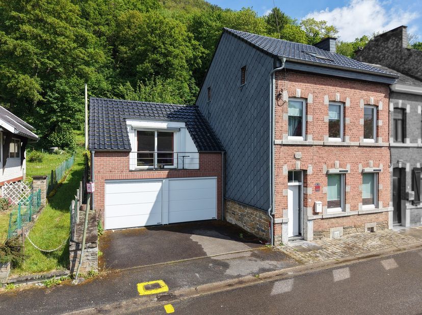 SOUS-SOL: ± 18 m²<br />
- Cave<br />
<br />
REZ-DE-CHAUSSEE : ± 88 m²<br />
- Hall d'entrée de ± 3 m² avec toilette,<br />
- Séjour sur carrelage de ±