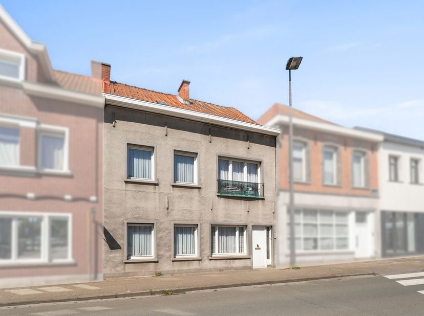 Ruime, te renoveren woning in het volle stadscentrum in de directe omgeving van winkels, scholen, openbaar vervoer.... alles op wandelafstand!<br />
D