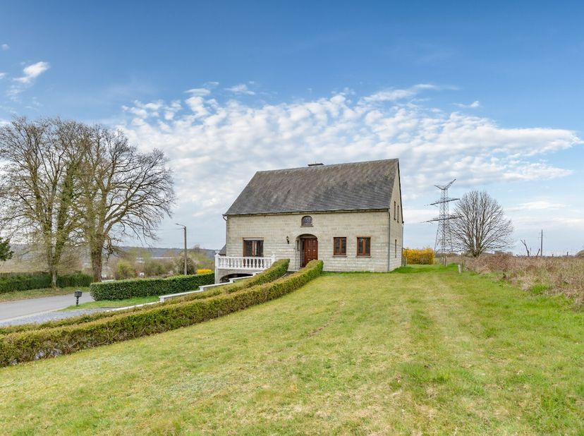 ERA B-LUX presenteert met genoegen deze karaktervolle woning, gelegen in Heinsch, op slechts enkele minuten van het centrum van Aarlen en de Luxemburg