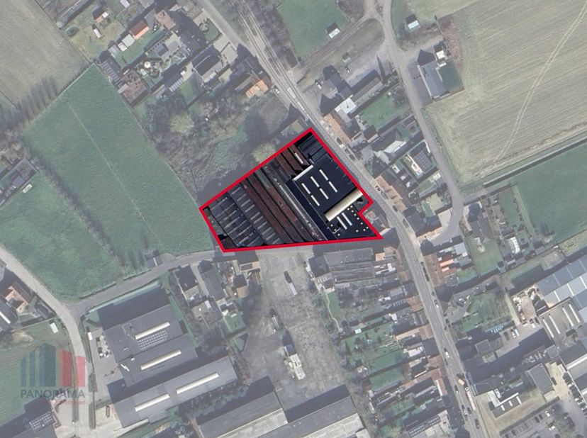 Strategisch gelegen terrein van 5.657 m² te koop aan, ideaal voor commerciële of industriële projecten.<br />
<br />
Het terrein ligt langs de drukke