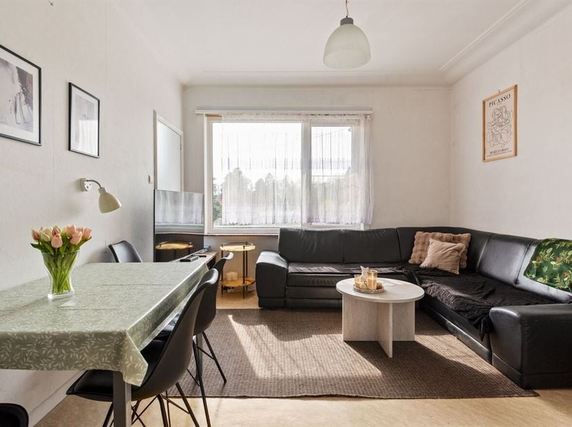 Situation : Ce charmant appartement est très bien situé et central près de Bredabaan et Kroonplein. Il se trouve à distance de marche de plusieurs éco