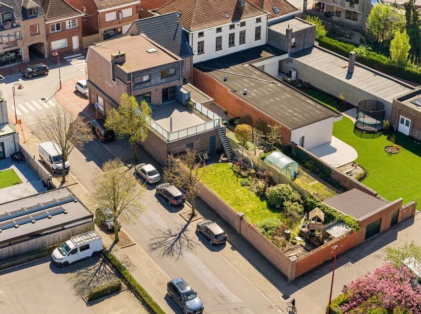 Op een uitstekende hoeklocatie in het hart van Nevele bevindt zich dit veelzijdige en karaktervolle pand dat wonen en werken naadloos combineert. Dank