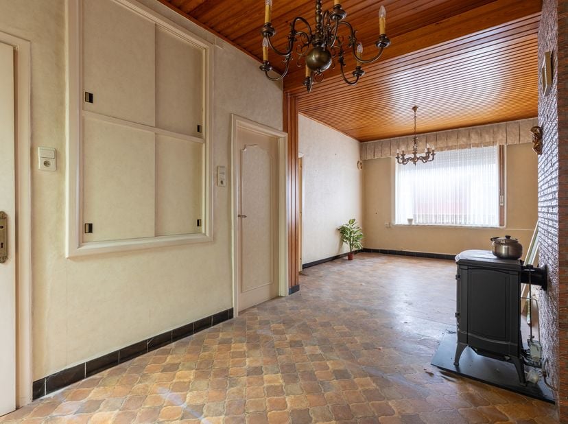 Deze woning biedt een uitstekende opportuniteit voor wie op zoek is naar een renovatieproject met veel potentieel. Gelegen in een rustige en kindvrien