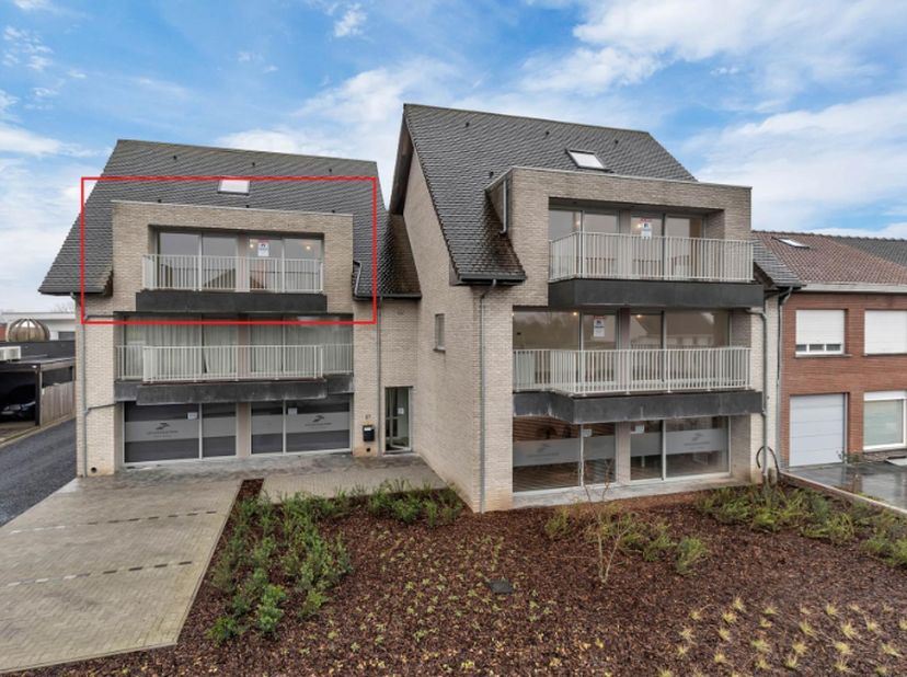 <br />
Dit appartement is volledig afgewerkt met hedendaagse kwaliteitsmaterialen , heeft 3 kamers en groot terras, reeds geschilderd.<br />
<br />
Zo