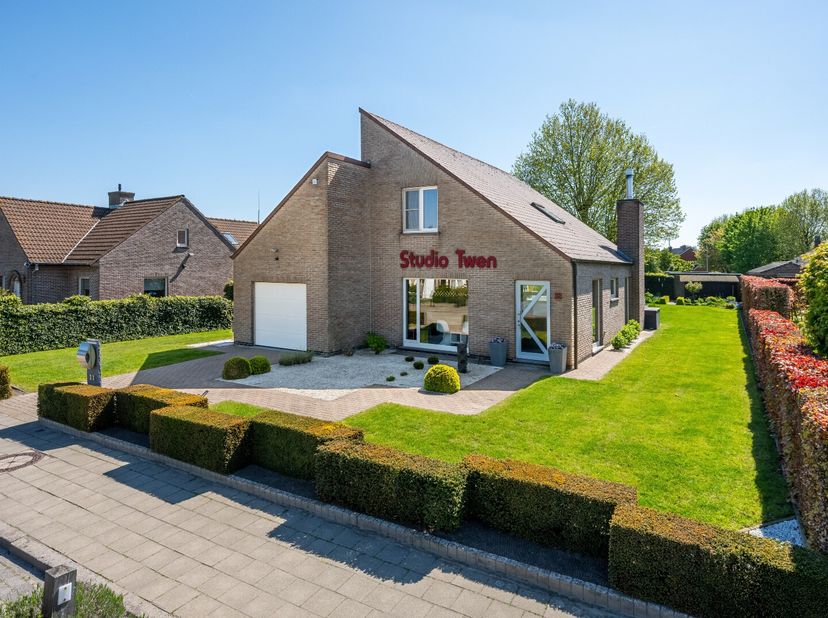 Fantastische lichtinval, ruime zonnige tuin en rust zijn slechts enkele van de kenmerken van deze knappe woning.<br />
Deze uiterst goed onderhouden o