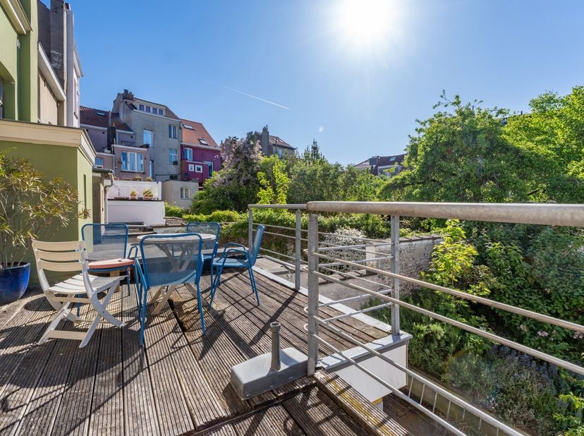 IXELLES, op een steenworp van het Kerkhof van Elsene en al zijn faciliteiten, zeer mooi DUPLEX APPARTEMENT (1slk/1bur/1badk) van 104m² (EPC-oppervlakt