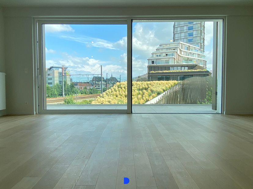 Mooi uitgerust en energiezuinig appartement in de vernieuwde stationsbuurt op wandelafstand van het centrum van Roeselare!<br />
<br />
Indeling:<br /
