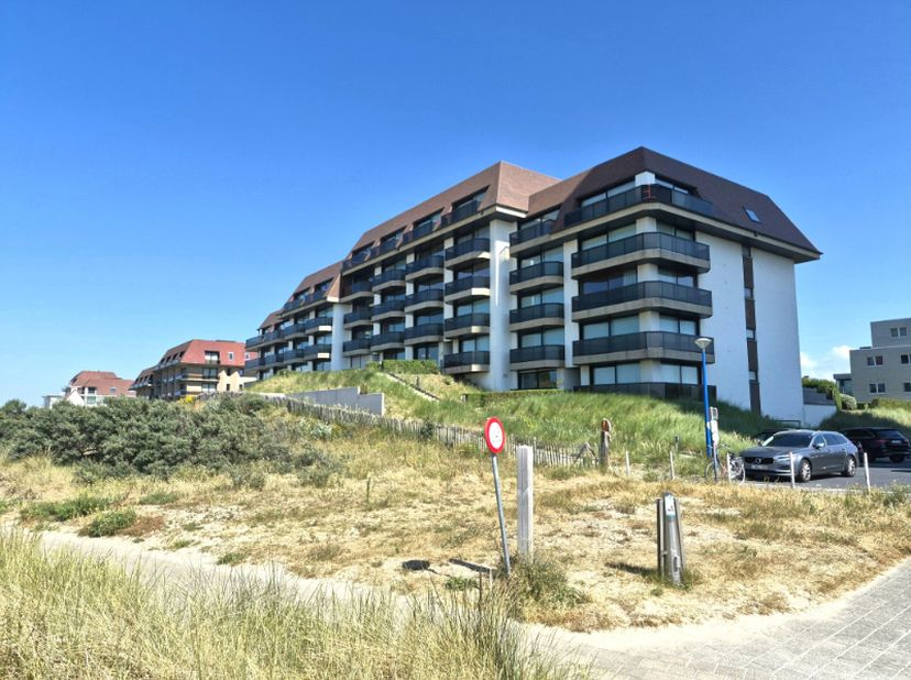 Grand appartement de 2 chambres avec vue frontale sur la mer à vendre. Cet appartement prêt à emménager est situé au calme près de la plage, à côté du