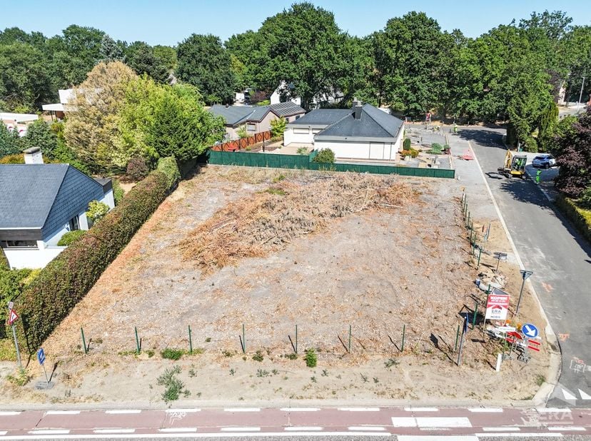 Bouwgrond van 9a 66ca voor open bebouwing met nevenactiviteit op toplocatie! Zeer gunstige gelegen bouwgrond in Zonhoven, voor een open bebouwing waar
