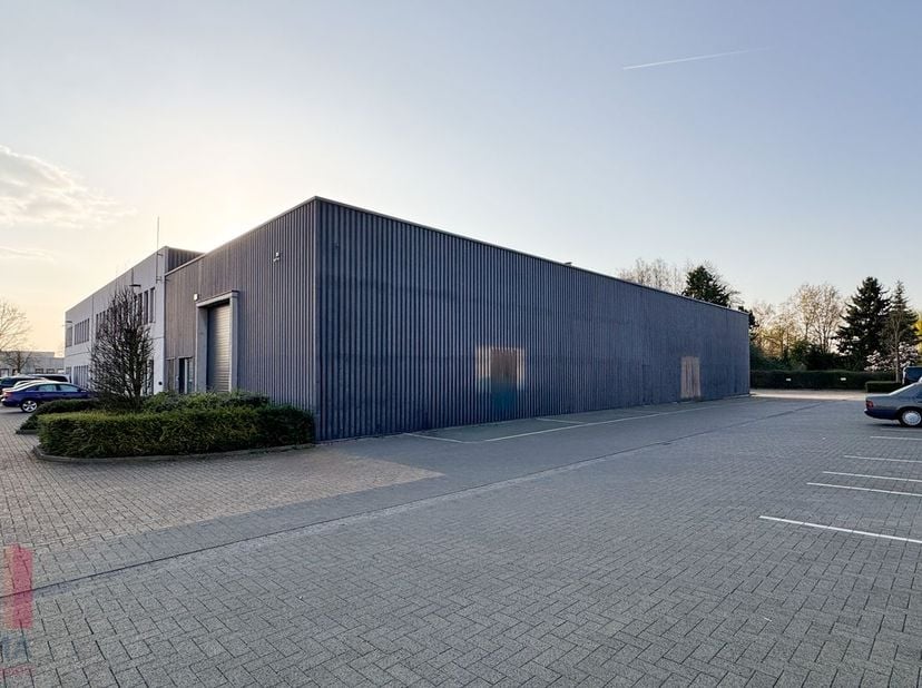KMO-unit&amp;nbsp;van 515 m²&amp;nbsp;met ingerichte&amp;nbsp;kantoren van&amp;nbsp;267 m² op toplocatie!<br />
<br />
De opslagruimte (twee verschillende units)&amp;nbsp