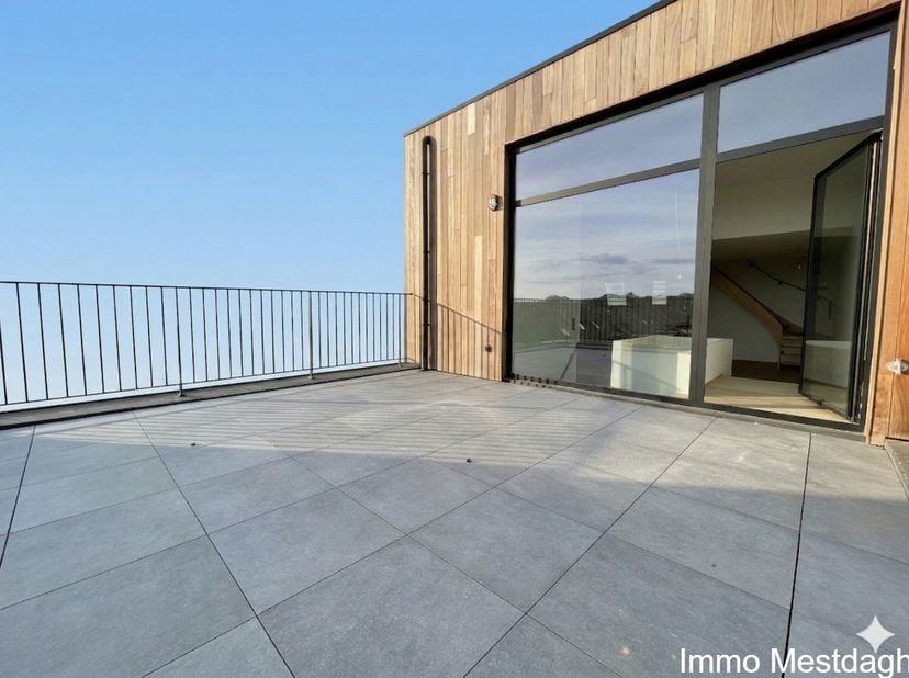 Exclusieve Penthouse Duplex in Hartje Diest<br />
Authentieke charme ontmoet modern wooncomfort<br />
Gelegen in één van de hoofdwinkelstraten van Die