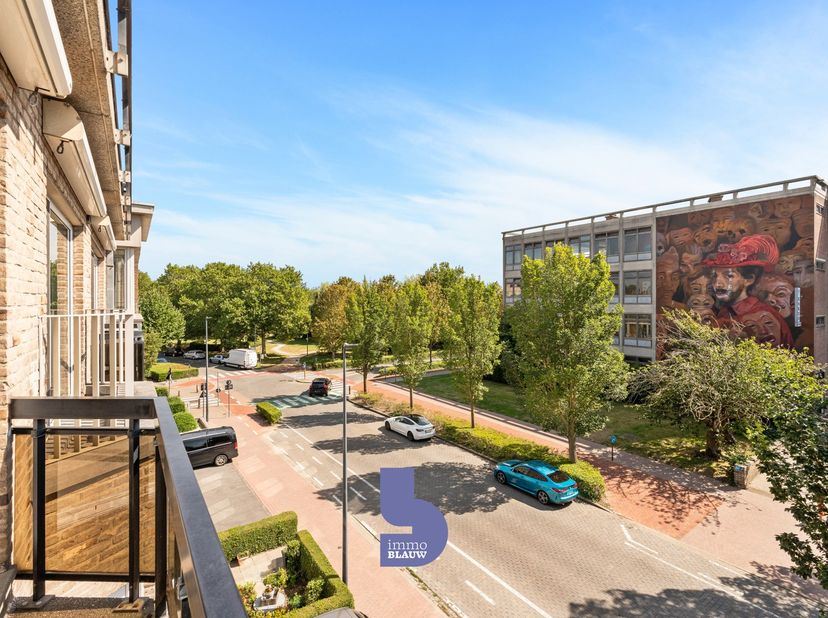 Op zoek naar een appartement waar ruimte, licht en buitenleven centraal staan? Dit uitzonderlijk ruime en bijzonder zonnige appartement biedt een woon