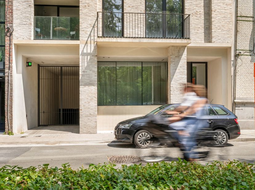 Voor meer informatie of een bezoek contacteer Céline op 0472/22.37.57 of celine@huysewinkel.be. Dit ruim appartement is gelegen in een kleinschalige r