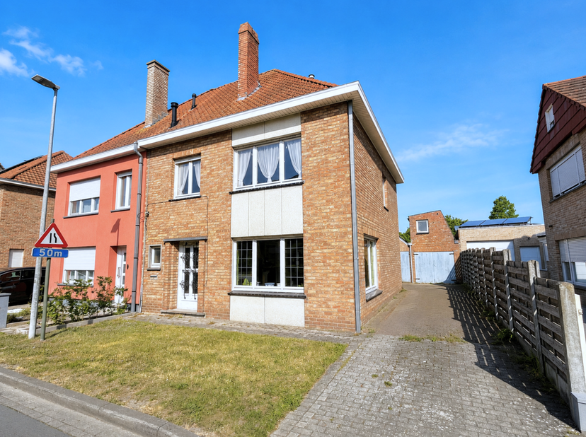 Deze stevig gebouwde woning op de grens van Sint-Michiels en Sint-Andries is ideaal voor wie op zoek is naar een praktisch ingedeelde halfopen woonst