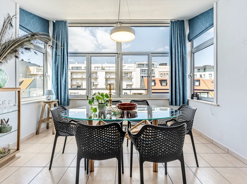 Langs de Albert I-Laan in Nieuwpoort treffen we dit instapklaar appartement met 2 slaapkamers.<br />
Op het 6e verdiep&amp;nbsp;bevindt zich dit apparteme