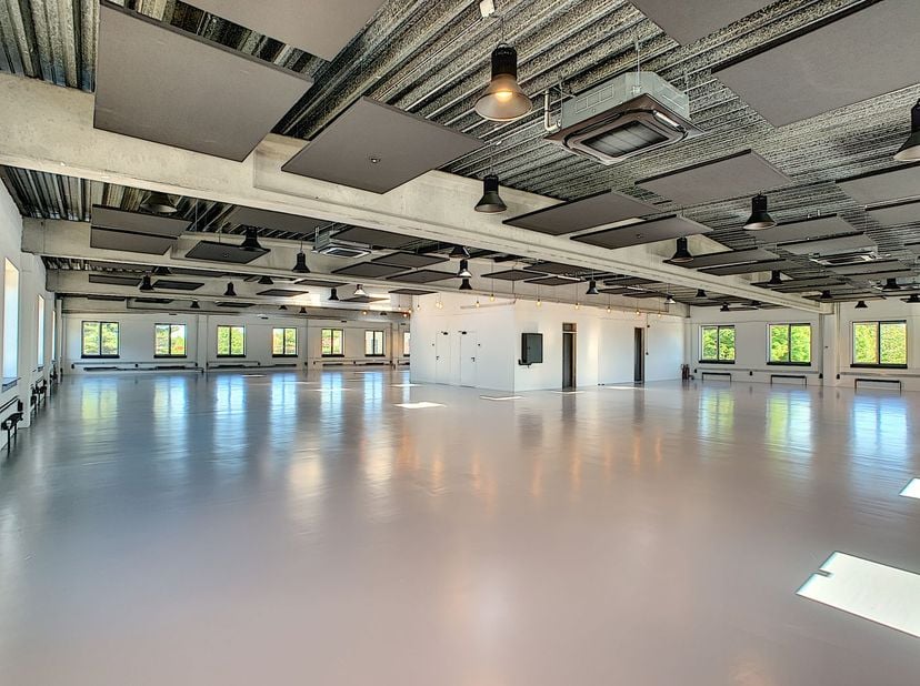 Stijlvol gerenoveerde kantoorruimtes van 301 tot 665 m² te huur op een toplocatie langs de commerciële Leuvensesteenweg en nabij de E40 te Zaventem.<b