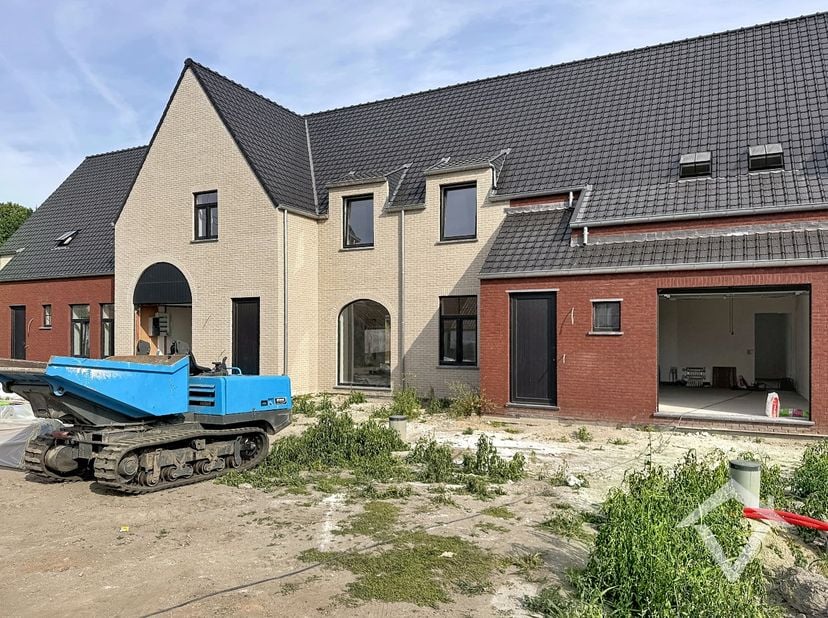 Deze nieuwbouwwoning bestaat uit: inkomhal - toilet - living - keuken - terras - tuin - wasplaats - berging - garage - nachthal - 3 slaapkamers - badk