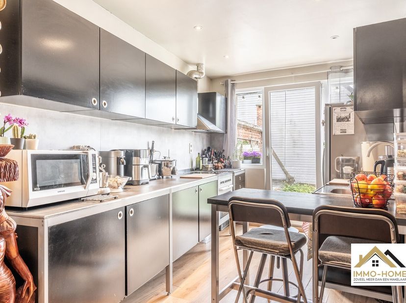 Deze mooie rijwoning in bel-etagestijl vinden we terug op de rand van Gent / Destelbergen. Ze is vlot bereikbaar, en dichtbij allerlei voorzieningen z