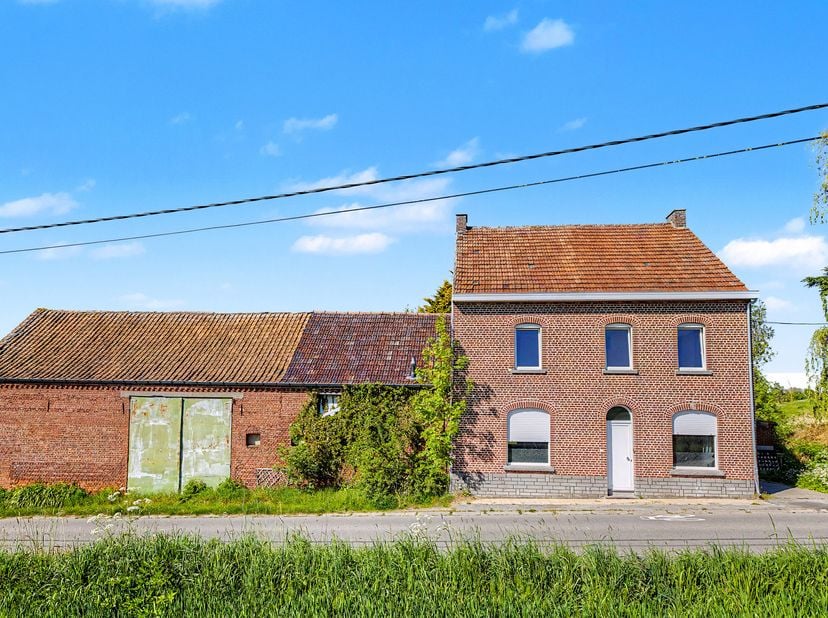 À vendre à Biévène une petite commune pres de Gammerage: <br />
une propriété exceptionnelle de plus de 2,6 hectares où nature, espace et histoire se