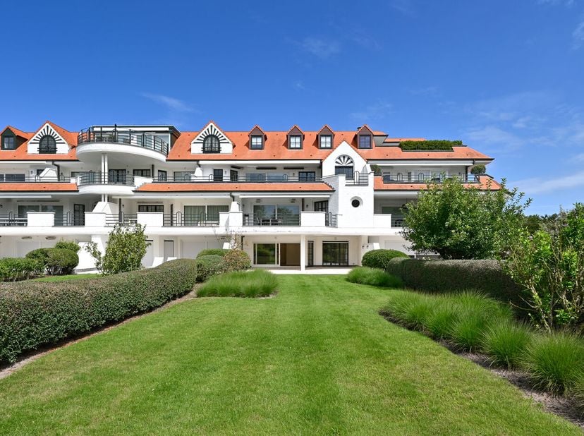 Appartement te koop in Bronlaan 117,
                    8300 Het Zoute