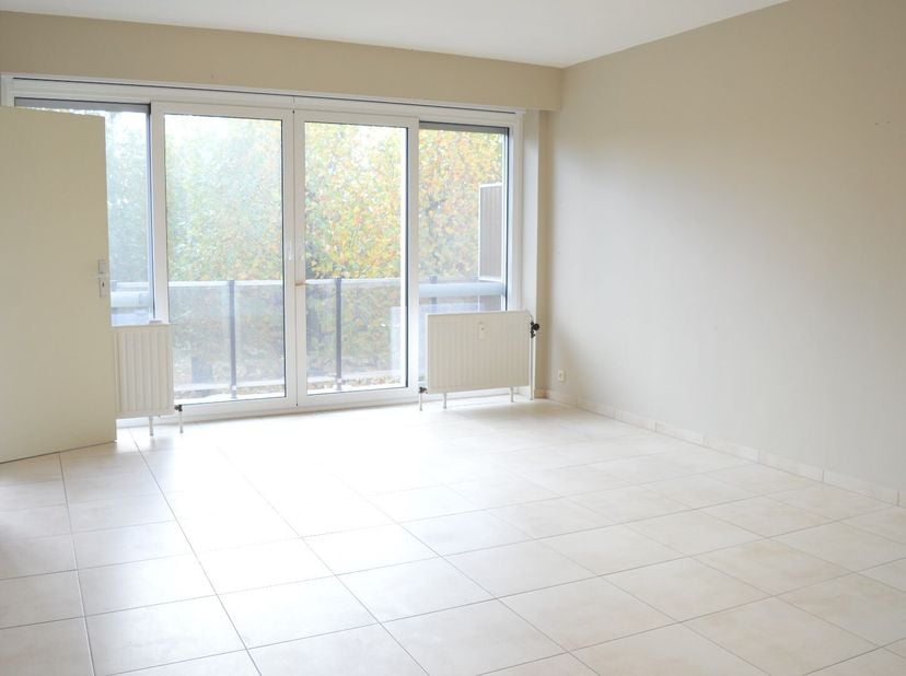 Appartement op de tweede verdieping op een toplocatie in Gullegem. Pal in het centrum en dichtbij alle winkels.<br />
Vanop het terras vooraan het app