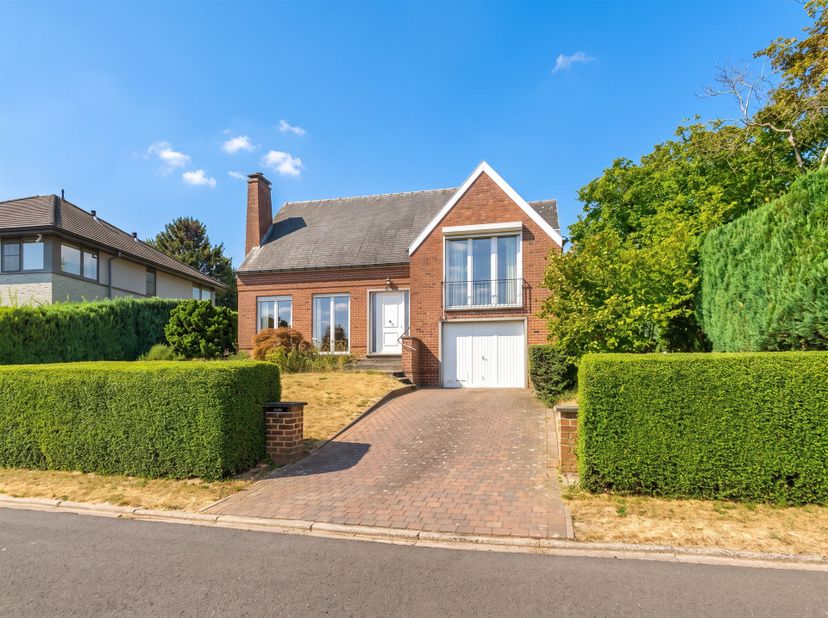 Vrijstaande woning met 3 slaapkamers, garage en ruime tuin in Overijse<br />
<br />
Deze vrijstaande woning is bijzonder goed gelegen, vlakbij het c