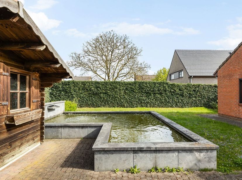 À VENDRE À OOSTKAMP<br />
Bienvenue au Joosstraat 8 !<br />
Les atouts de ce bien sont :<br />
<br />
Sans amiante<br />
Maison de taille modeste avec