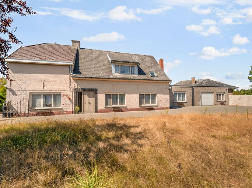 Te koop: ruime gezinswoning in het prachtige Nukerke/Maarkedal.<br />
Op zoek naar een ruim renovatieproject waar je jouw eigen stempel op kunt drukke