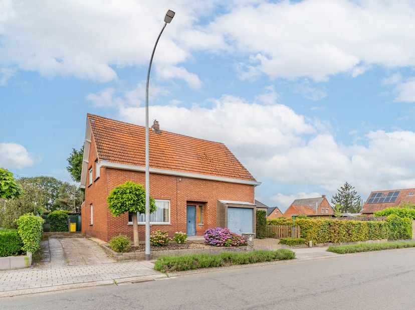 Deze te renoveren woning is gelegen in een rustige straat op 2 km van het centrum van Dessel.<br />
De woning bestaat op het gelijkvloers uit een inko
