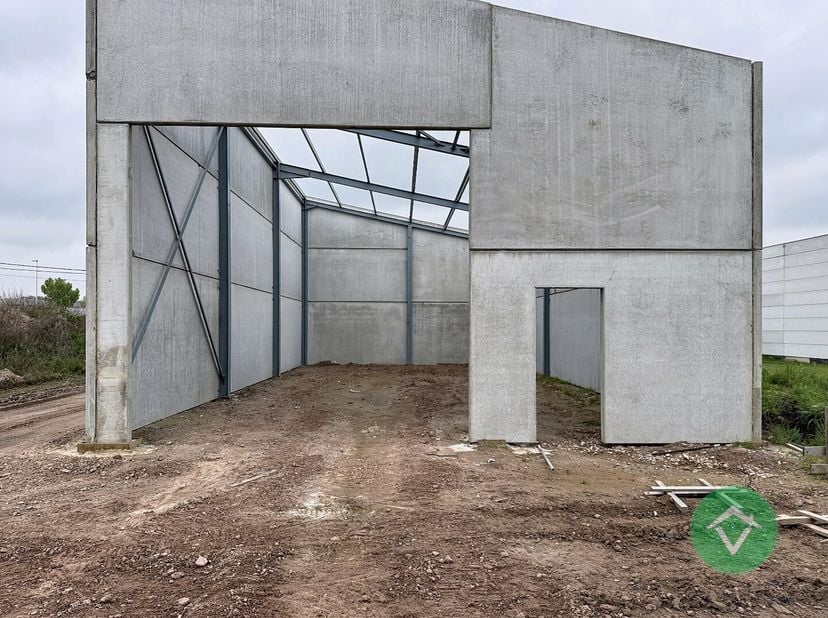 Nieuwe KMO-units te Roeselare, een modern en duurzaam bedrijventerrein bestaande uit 10 loodsen.<br />
In dit nieuwe KMO-park, *ARDOPOORT*, bieden wij