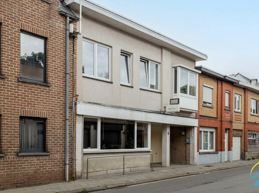 TE KOOP IN BERLARE<br />
Bent u op zoek naar een instapklare eigendom met tal van mogelijkheden op een commerciële ligging in Berlare? Dan is deze vee